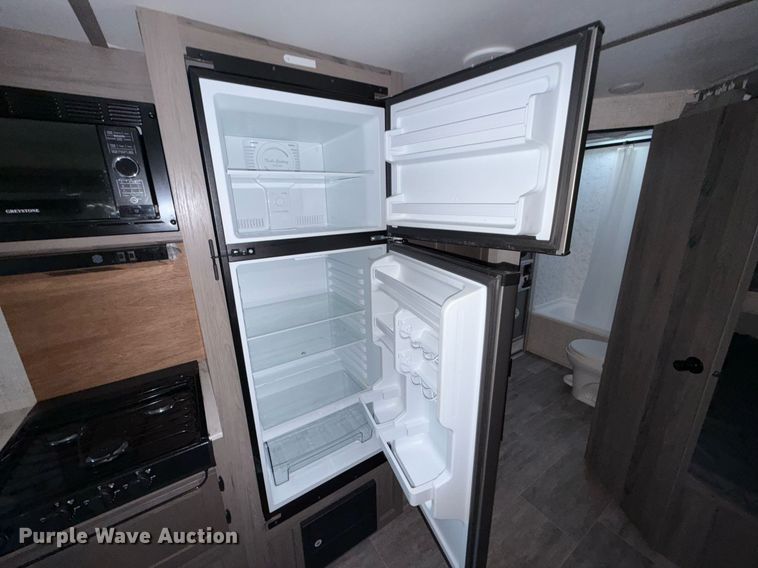 image for item EJ4650 2021 Gulf Stream Coach King Sport camper