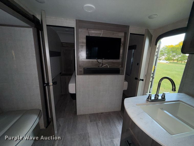 image for item EJ4650 2021 Gulf Stream Coach King Sport camper