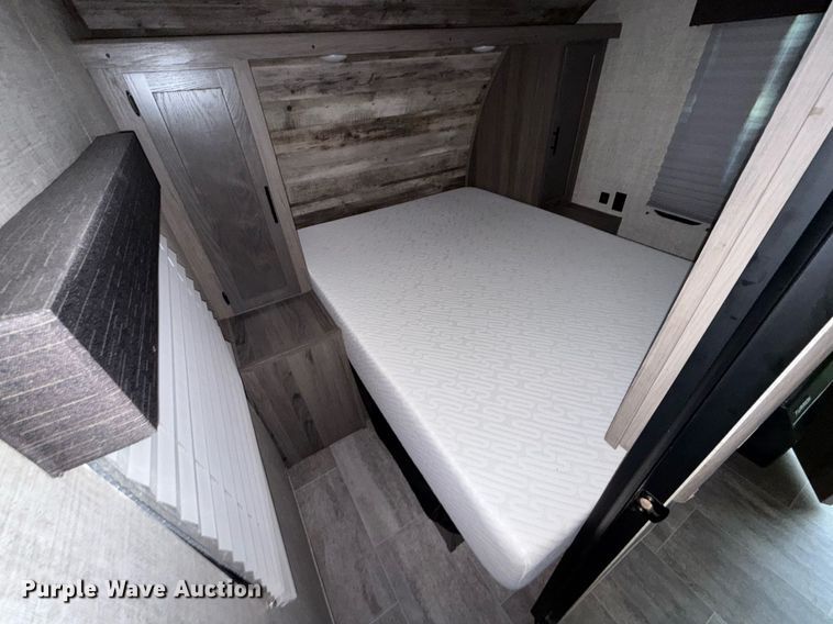 image for item EJ4650 2021 Gulf Stream Coach King Sport camper