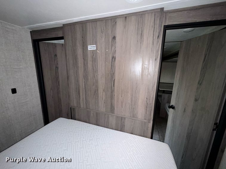 image for item EJ4650 2021 Gulf Stream Coach King Sport camper