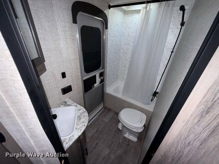 image for item EJ4650 2021 Gulf Stream Coach King Sport camper