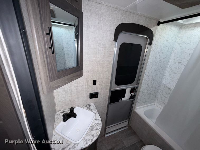 image for item EJ4650 2021 Gulf Stream Coach King Sport camper