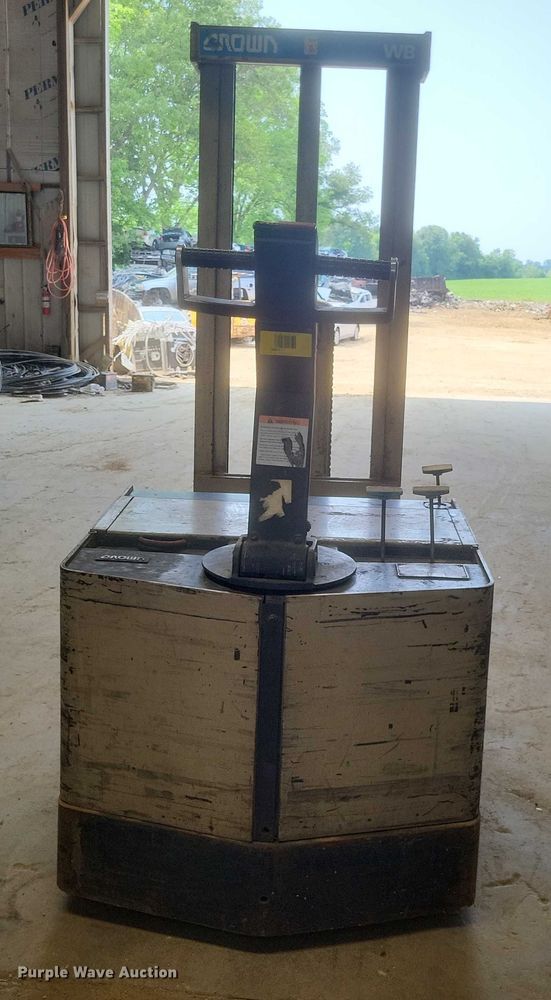 image for item EJ7579 Crown 25WBTF pallet stacker