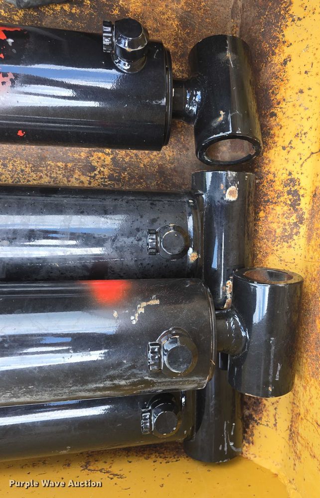 image for item EK5302 (4) hydraulic cylinders 