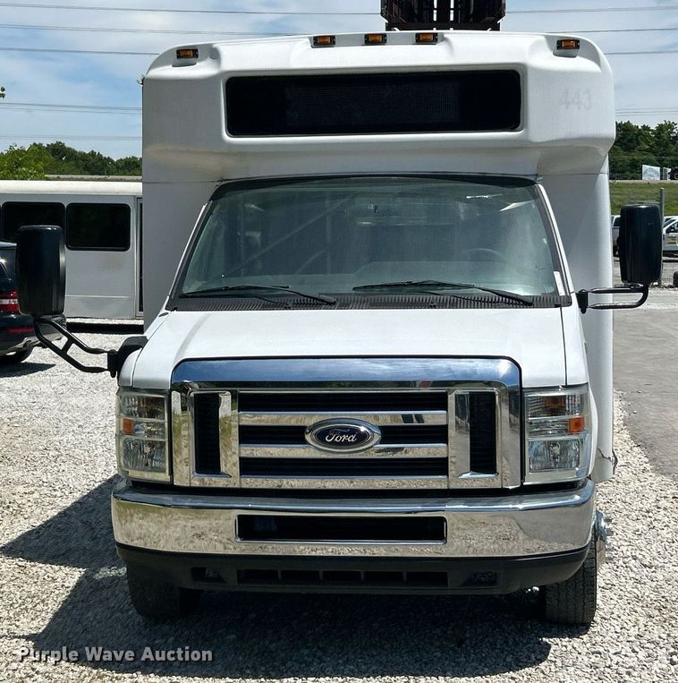 image for item EK8159 2017 Ford E450 Super Duty shuttle bus