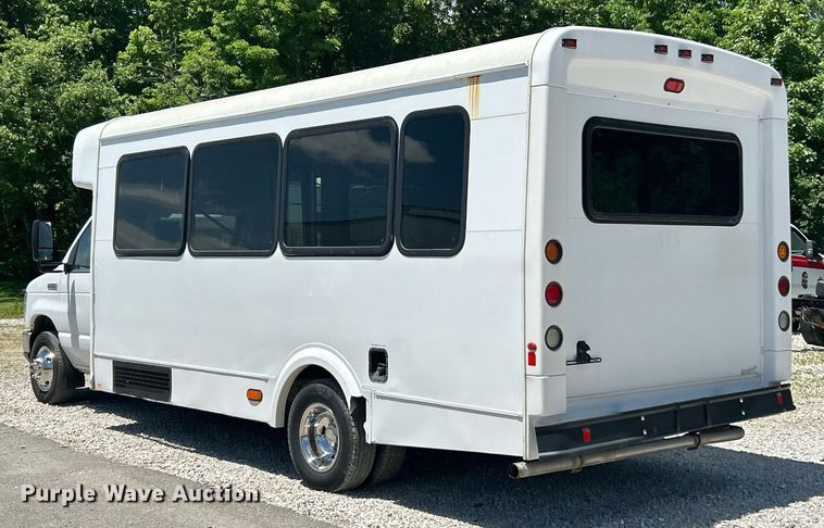 image for item EK8159 2017 Ford E450 Super Duty shuttle bus