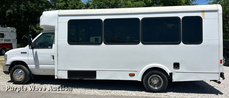 image for item EK8159 2017 Ford E450 Super Duty shuttle bus