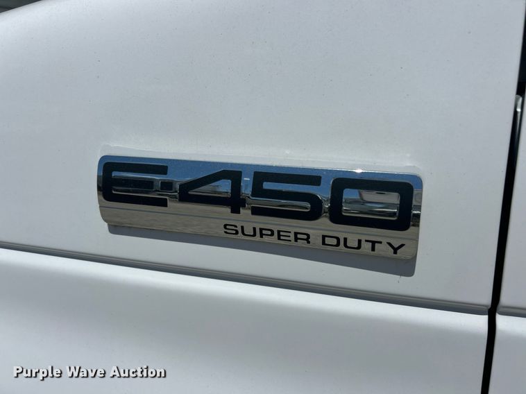 image for item EK8159 2017 Ford E450 Super Duty shuttle bus