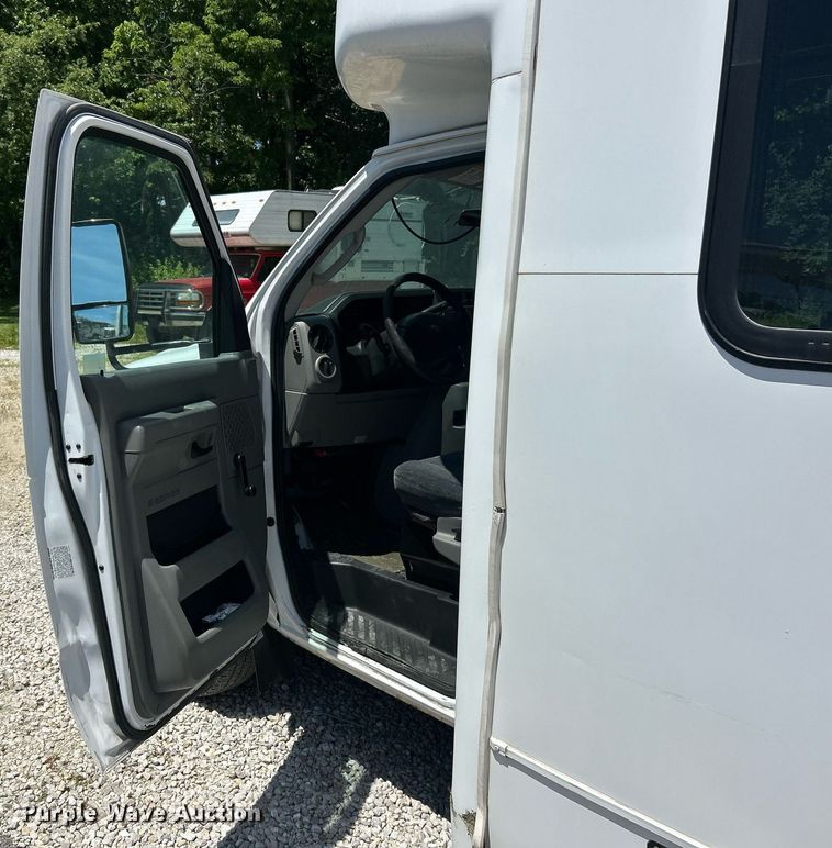 image for item EK8159 2017 Ford E450 Super Duty shuttle bus