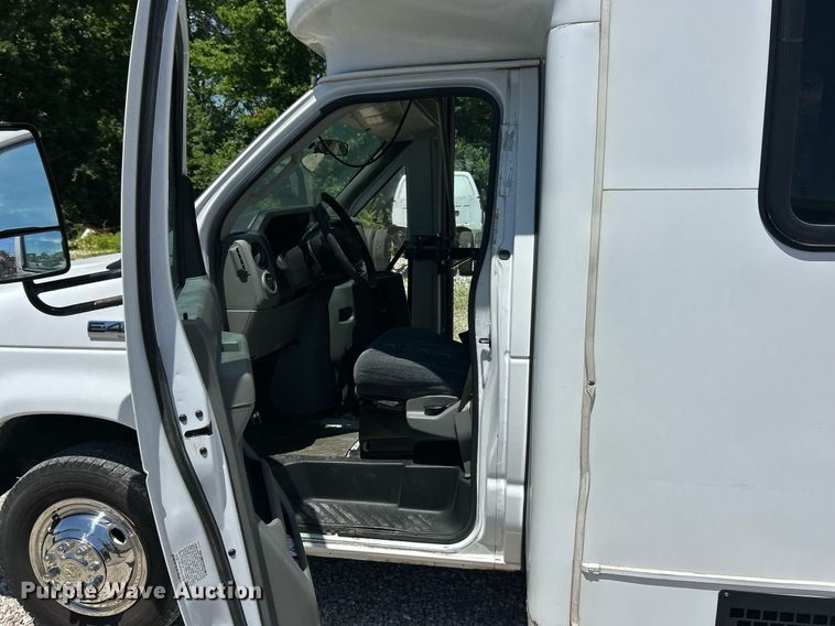 image for item EK8159 2017 Ford E450 Super Duty shuttle bus