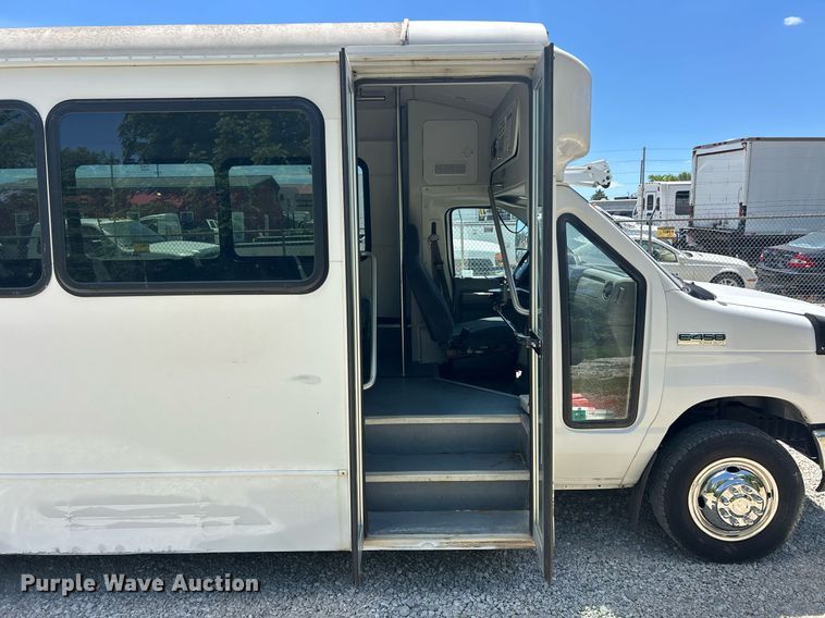 image for item EK8159 2017 Ford E450 Super Duty shuttle bus