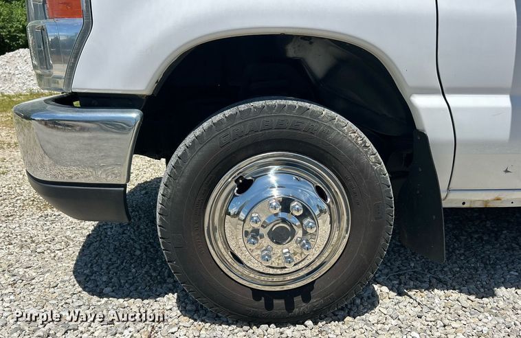 image for item EK8159 2017 Ford E450 Super Duty shuttle bus