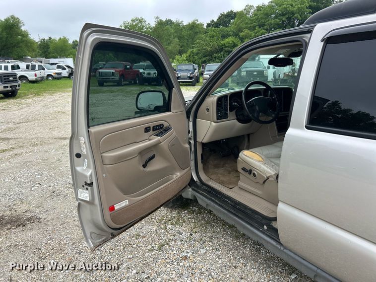 image for item EK8190 2004 Chevrolet Suburban Z71 SUV