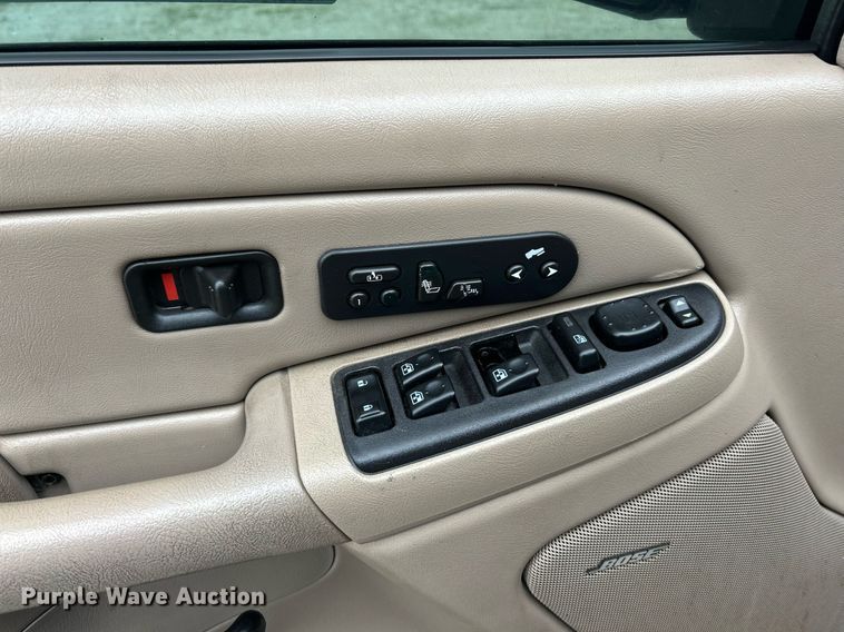 image for item EK8190 2004 Chevrolet Suburban Z71 SUV