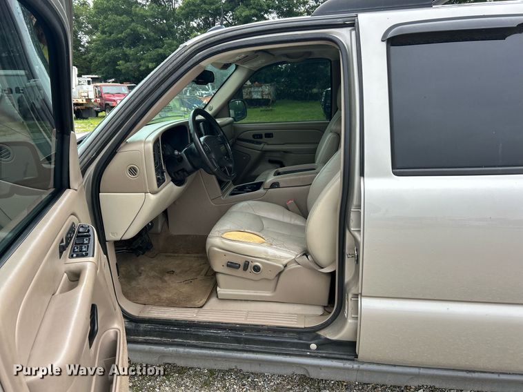 image for item EK8190 2004 Chevrolet Suburban Z71 SUV