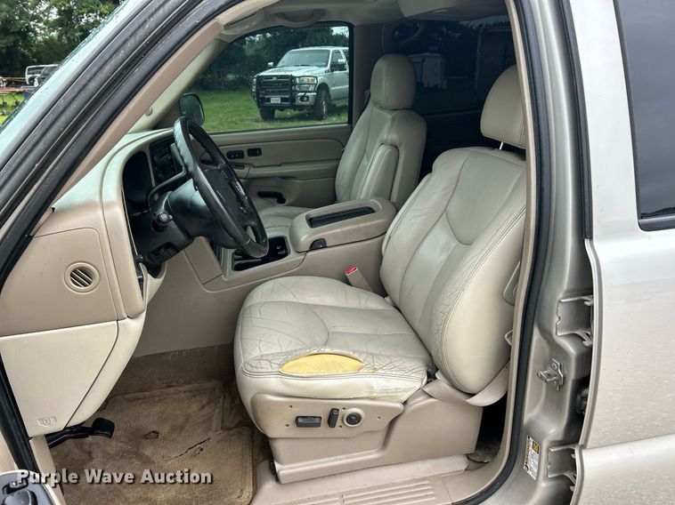 image for item EK8190 2004 Chevrolet Suburban Z71 SUV