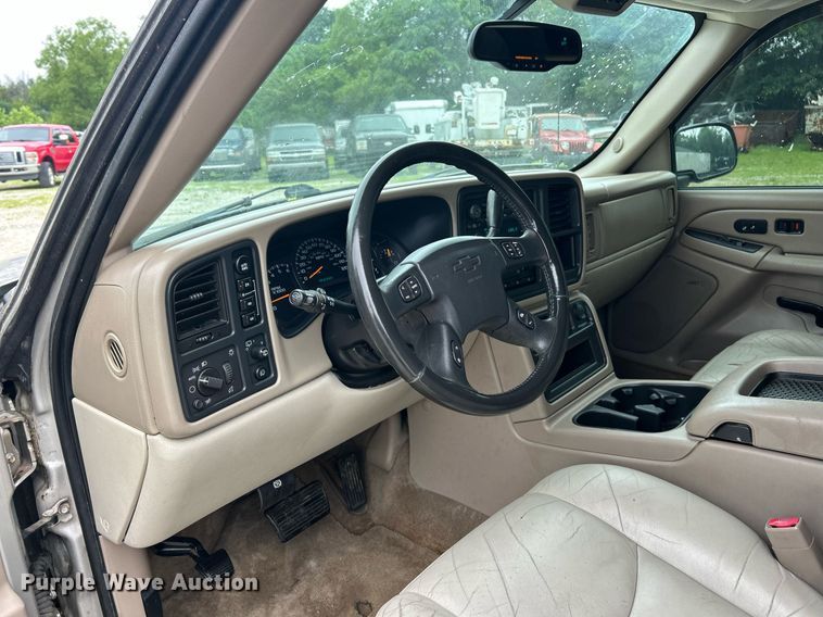 image for item EK8190 2004 Chevrolet Suburban Z71 SUV