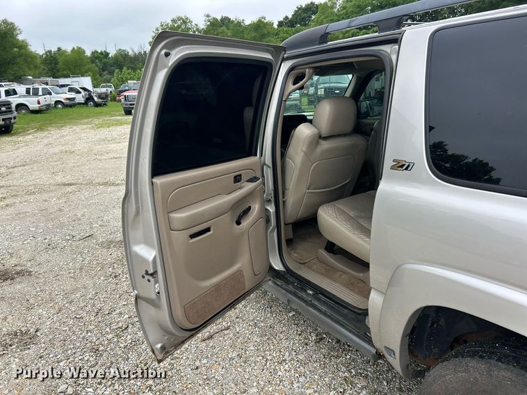 image for item EK8190 2004 Chevrolet Suburban Z71 SUV
