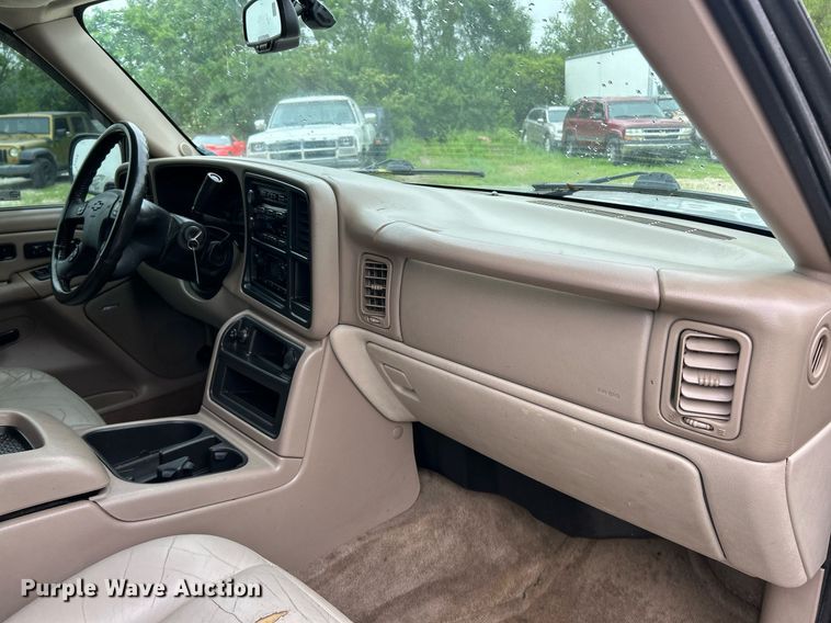 image for item EK8190 2004 Chevrolet Suburban Z71 SUV