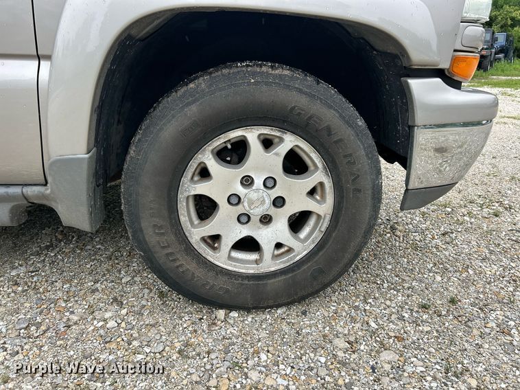 image for item EK8190 2004 Chevrolet Suburban Z71 SUV