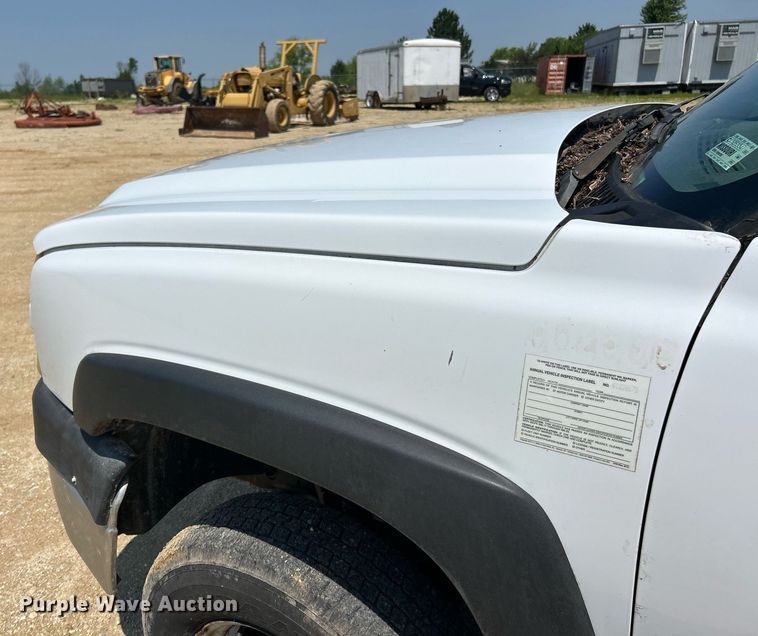 image for item EK8205 2006 Chevrolet Silverado 3500 dump flatbed pickup truck