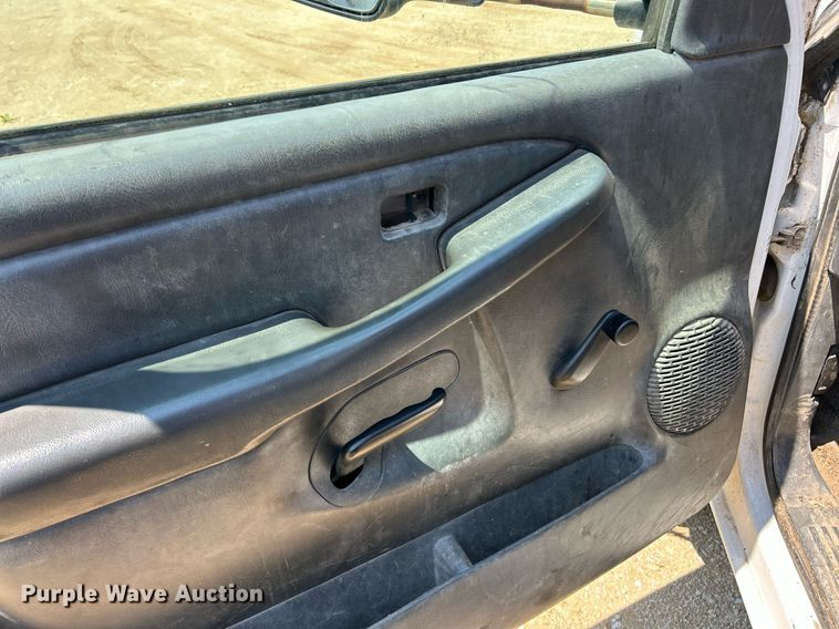 image for item EK8205 2006 Chevrolet Silverado 3500 dump flatbed pickup truck