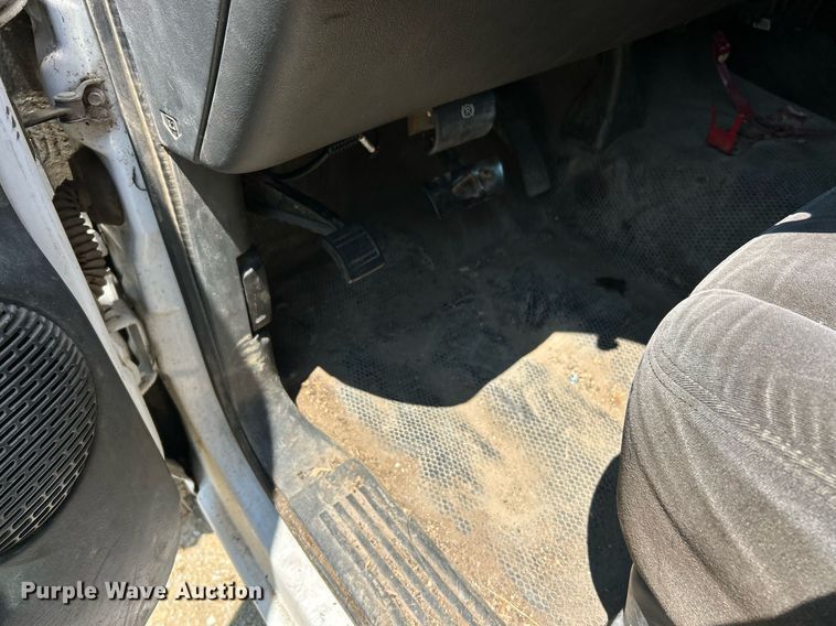 image for item EK8205 2006 Chevrolet Silverado 3500 dump flatbed pickup truck