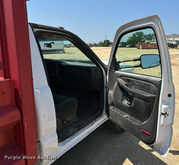 image for item EK8205 2006 Chevrolet Silverado 3500 dump flatbed pickup truck