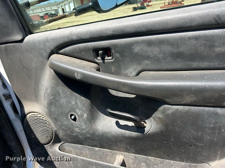 image for item EK8205 2006 Chevrolet Silverado 3500 dump flatbed pickup truck