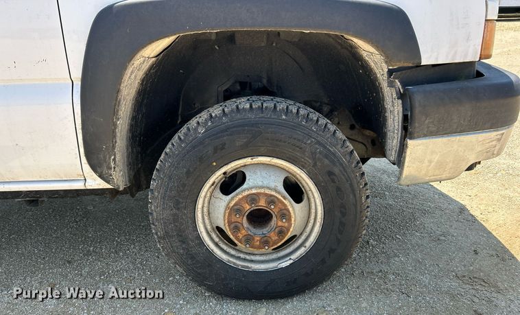 image for item EK8205 2006 Chevrolet Silverado 3500 dump flatbed pickup truck