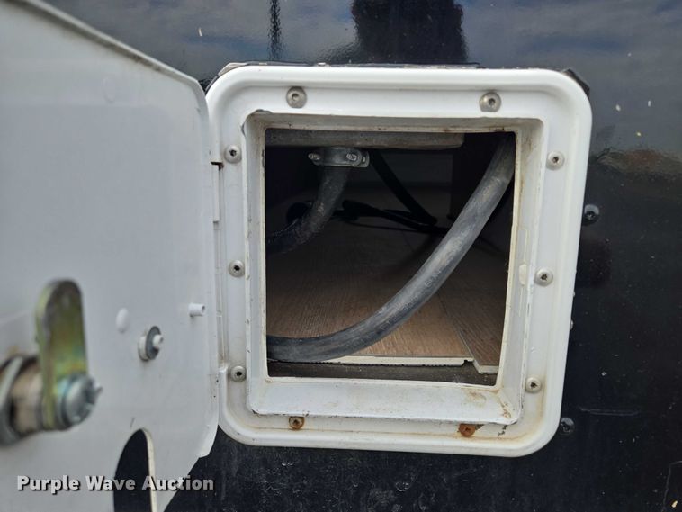 image for item EM7422 2001 S&S food trailer