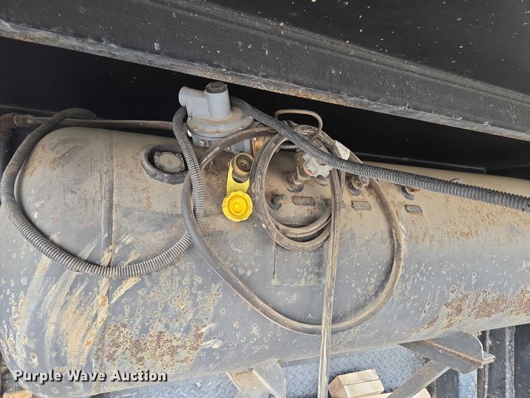 image for item EM7422 2001 S&S food trailer