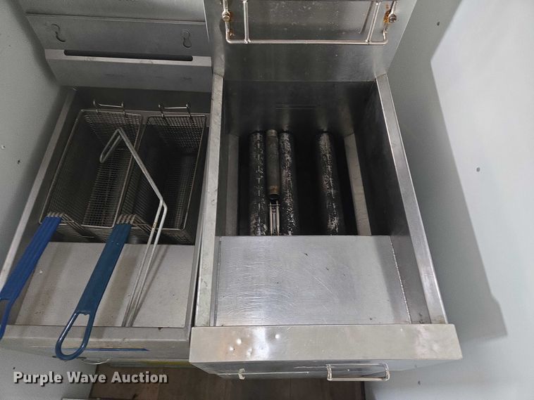 image for item EM7422 2001 S&S food trailer