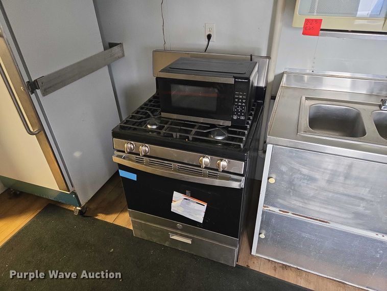 image for item EM7422 2001 S&S food trailer