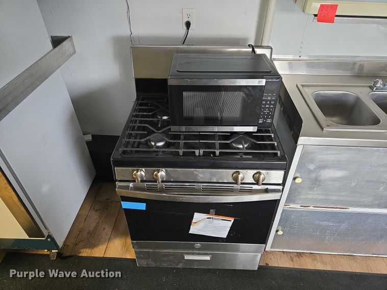 image for item EM7422 2001 S&S food trailer