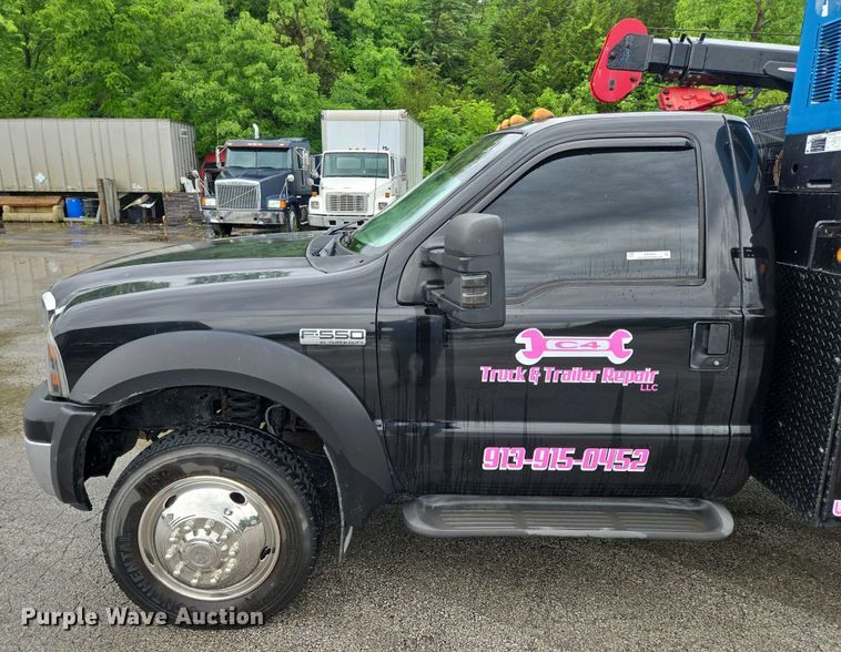image for item EM7472 2005 Ford F550  utility / service truck