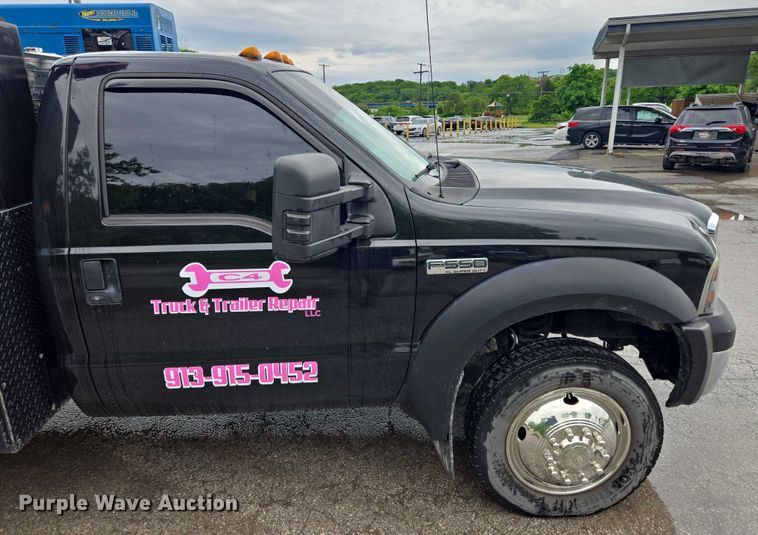 image for item EM7472 2005 Ford F550  utility / service truck