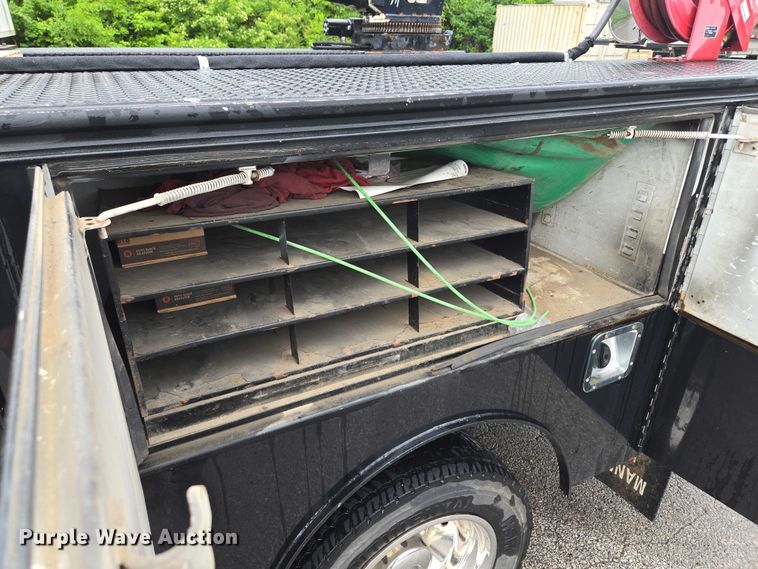 image for item EM7472 2005 Ford F550  utility / service truck