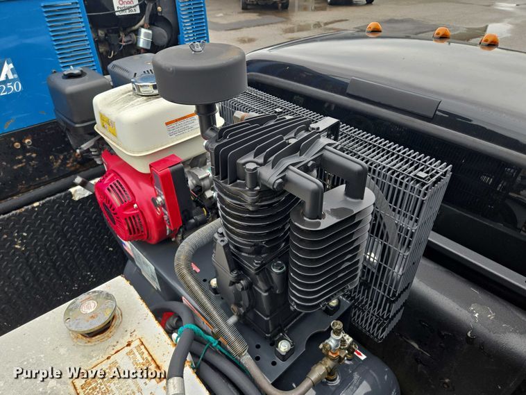 image for item EM7472 2005 Ford F550  utility / service truck