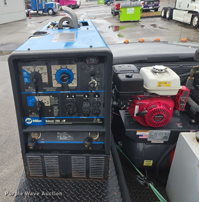 image for item EM7472 2005 Ford F550  utility / service truck