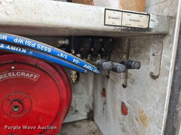 image for item EM7472 2005 Ford F550  utility / service truck