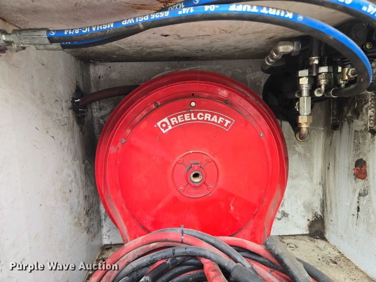 image for item EM7472 2005 Ford F550  utility / service truck