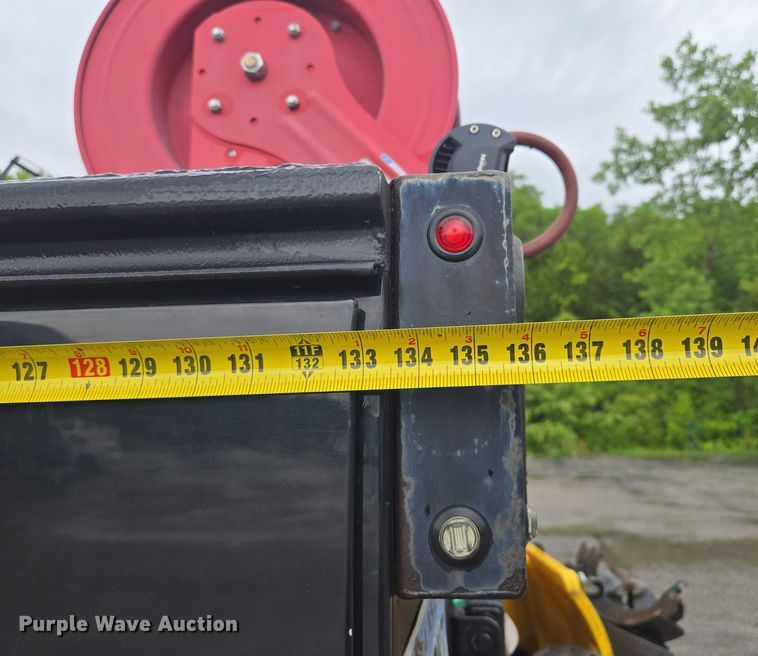 image for item EM7472 2005 Ford F550  utility / service truck