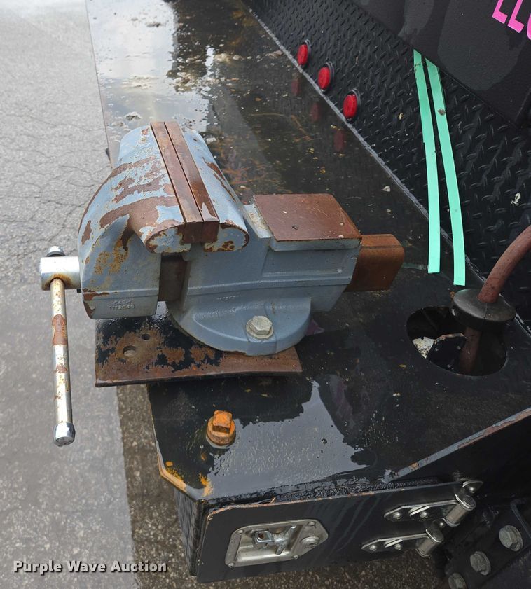 image for item EM7472 2005 Ford F550  utility / service truck