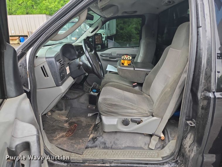 image for item EM7472 2005 Ford F550  utility / service truck