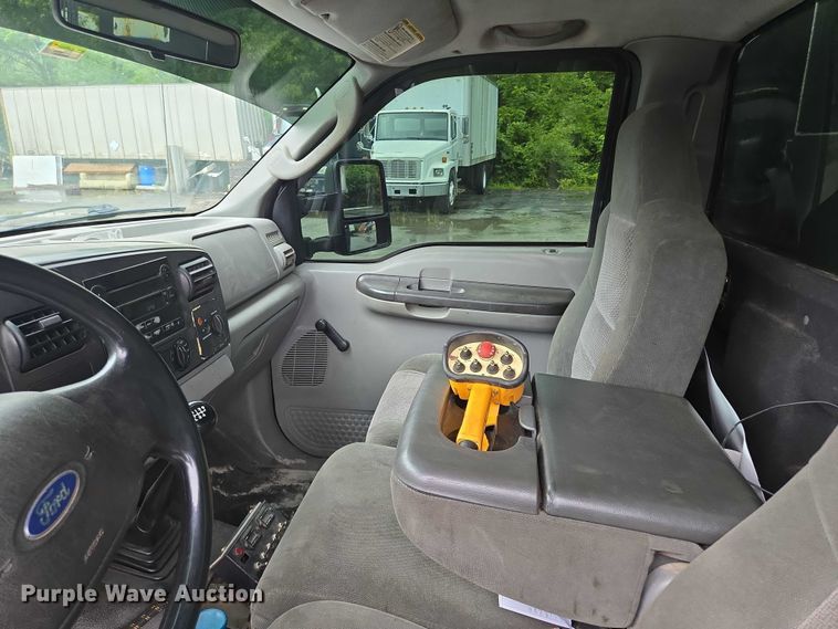 image for item EM7472 2005 Ford F550  utility / service truck