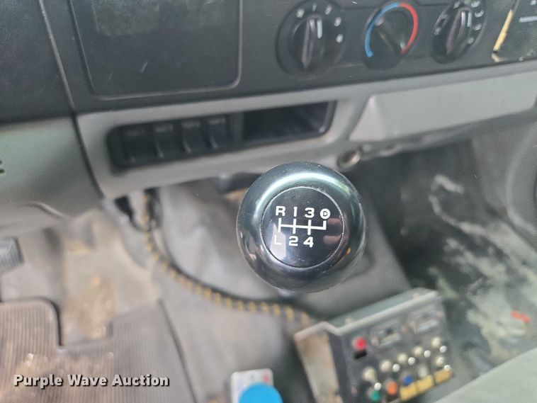 image for item EM7472 2005 Ford F550  utility / service truck