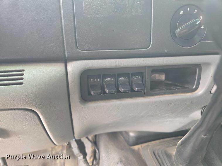 image for item EM7472 2005 Ford F550  utility / service truck