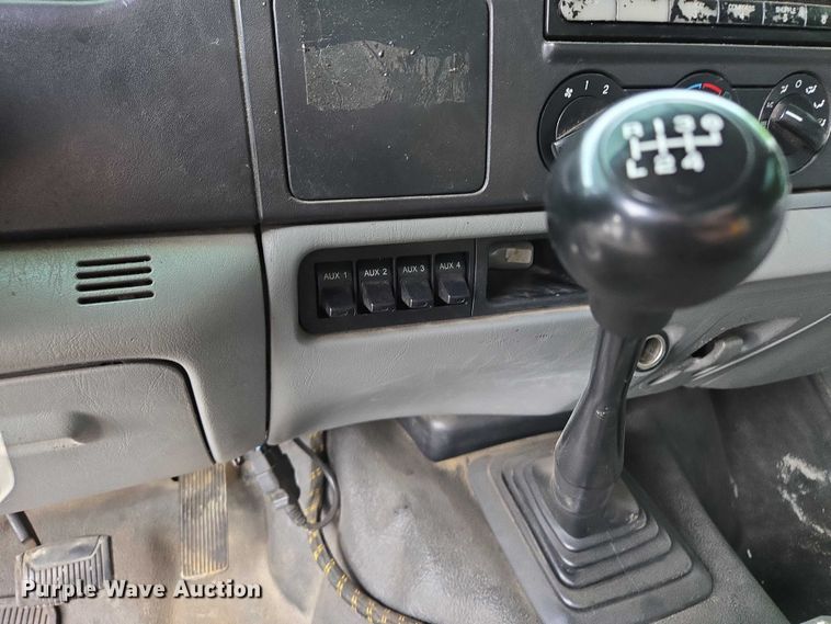 image for item EM7472 2005 Ford F550  utility / service truck