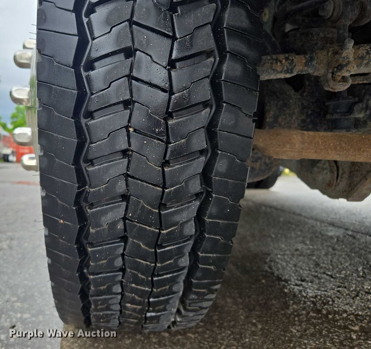 image for item EM7472 2005 Ford F550  utility / service truck